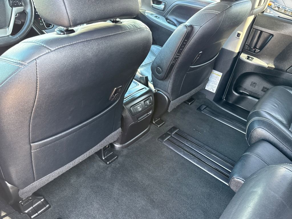 Used 2017 Toyota Sienna SE Premium image 19