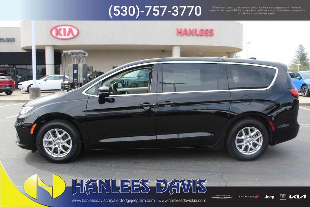 Used 2024 Chrysler Pacifica Touring-L image 2