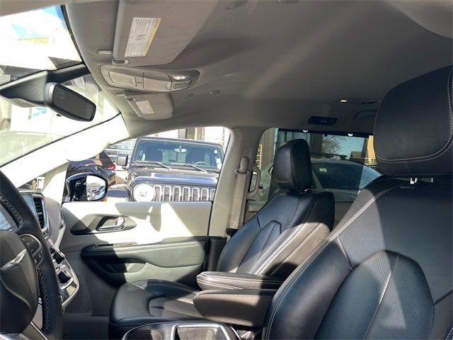 Used 2024 Chrysler Pacifica Touring-L image 11