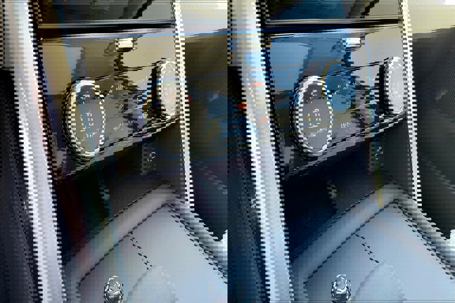 New 2025 Land Rover Discovery Dynamic SE image 18