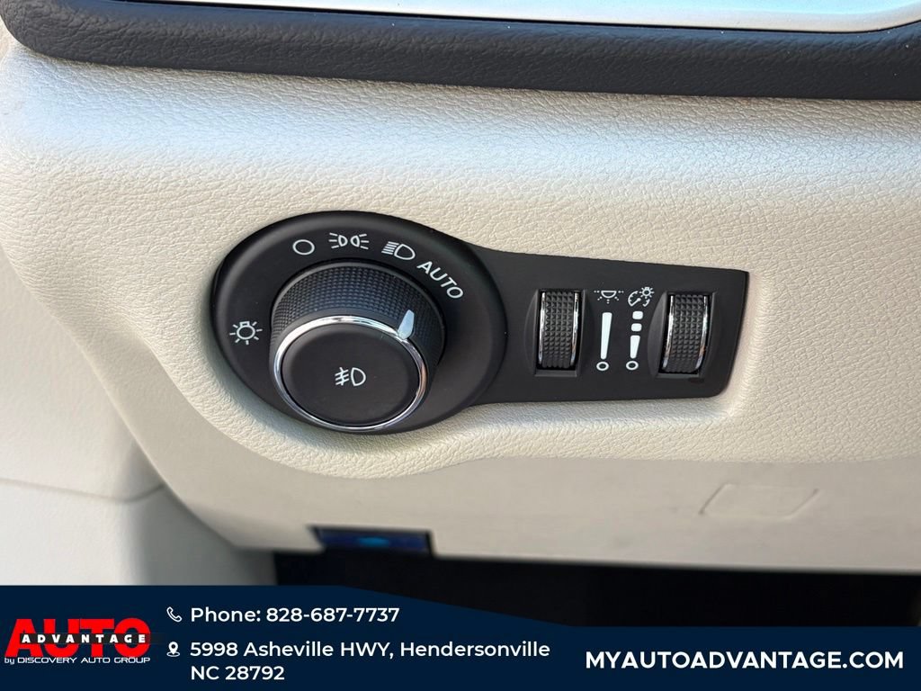 Used 2023 Chrysler Pacifica Touring-L FWD image 23