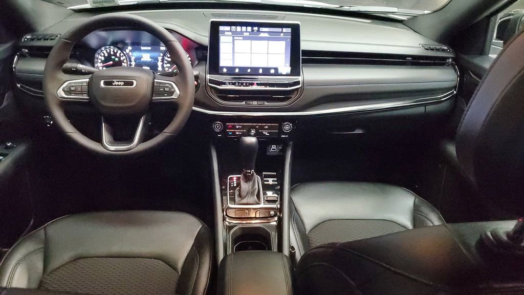 Used 2026 Jeep Compass Latitude image 10