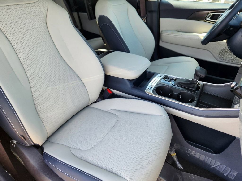 Certified 2025 Kia Carnival SX Prestige image 16