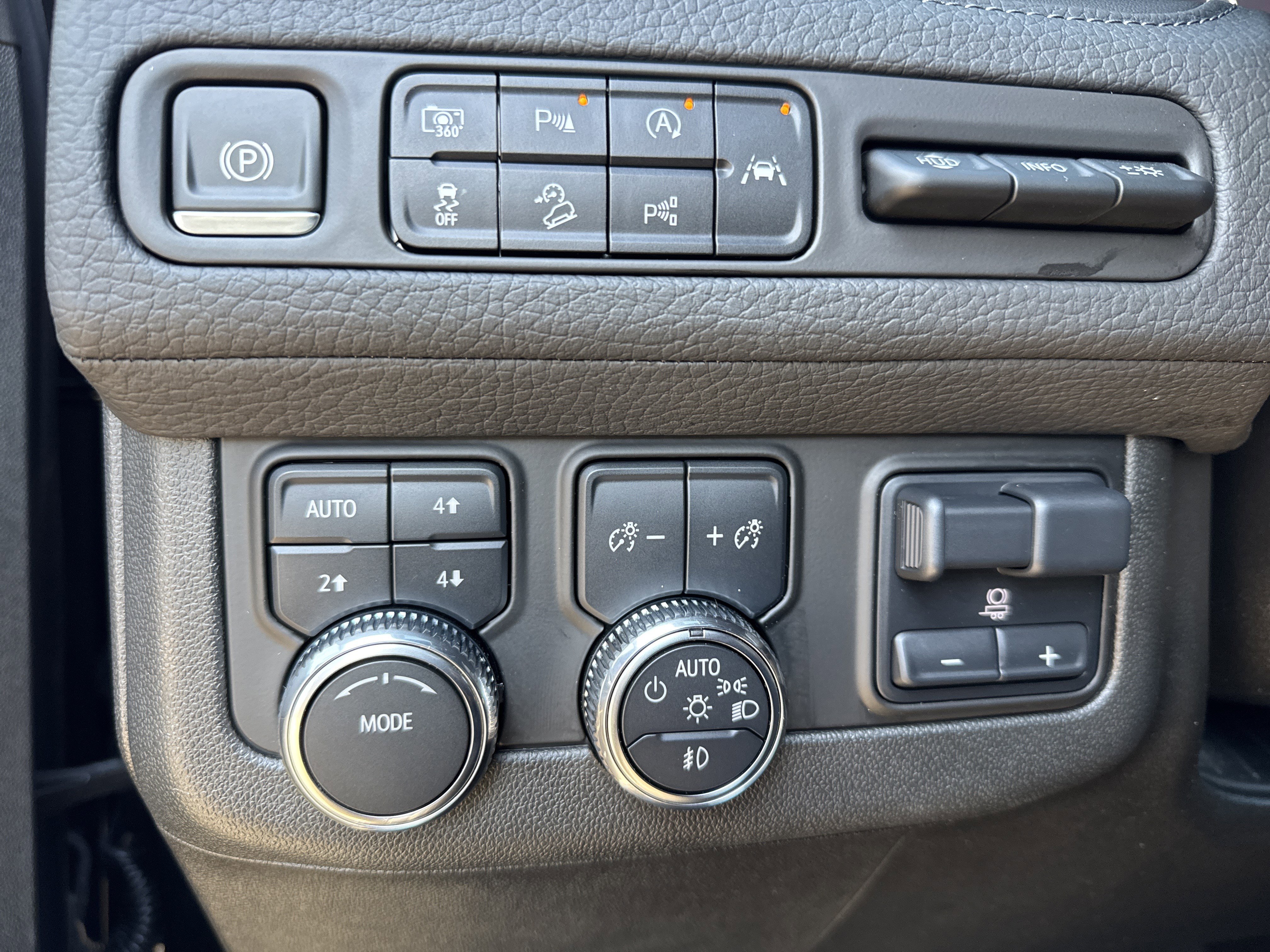 Used 2024 GMC Yukon Denali w/ Advanced Technology Package image 18