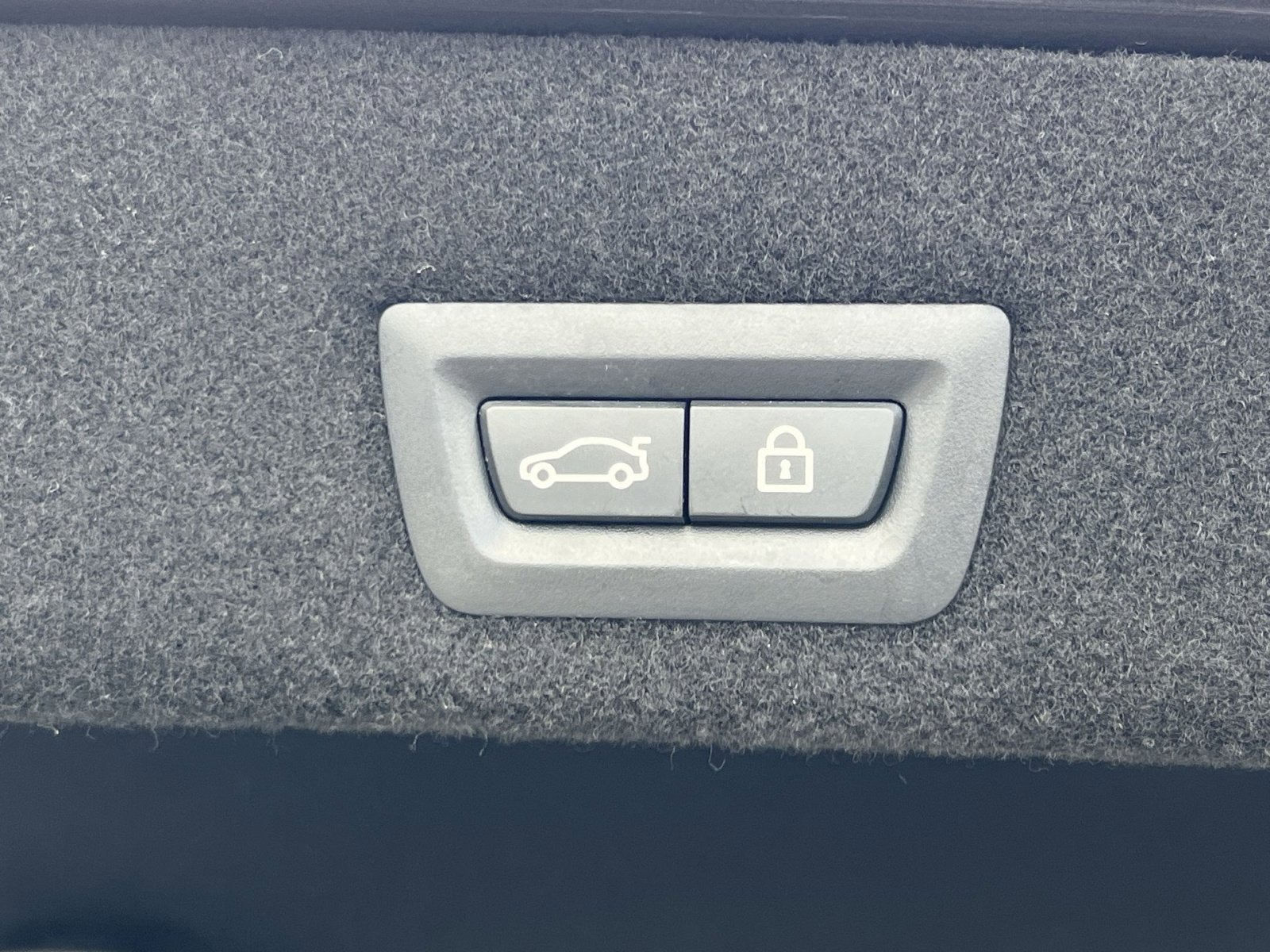 Used 2017 BMW 740i xDrive image 25