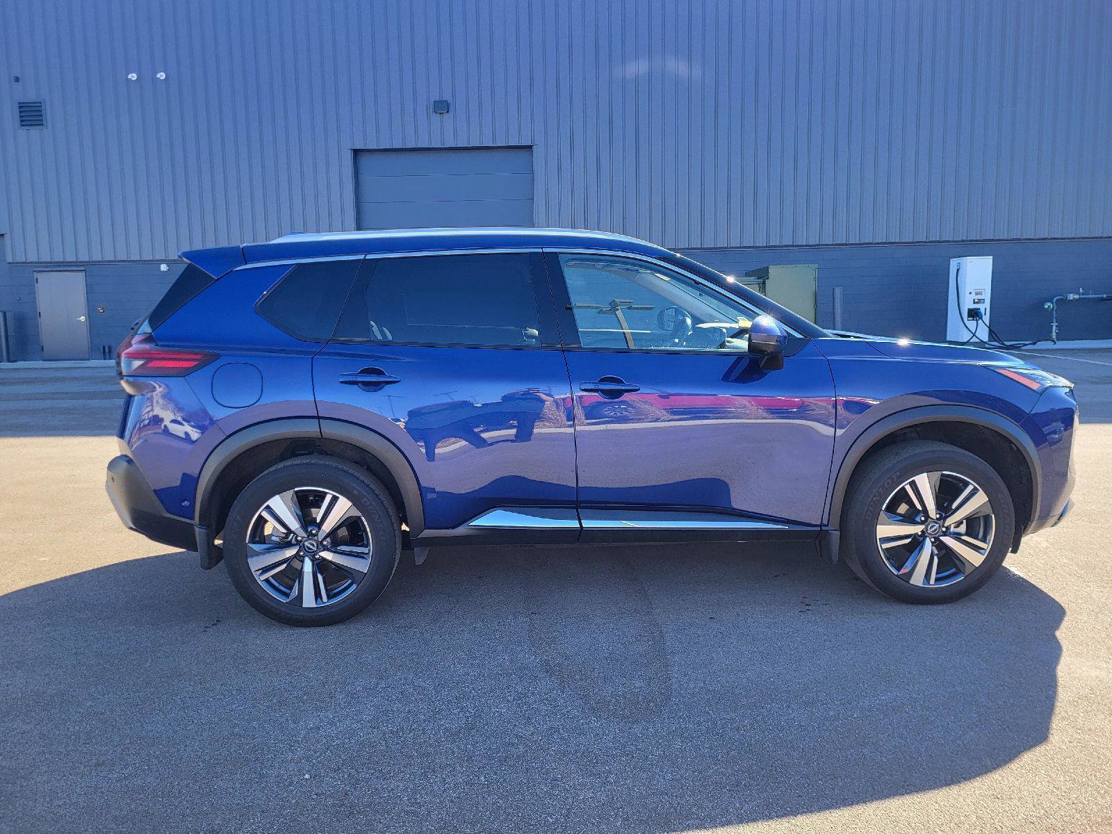 Used 2023 Nissan Rogue SL w/ SL Premium Package image 2