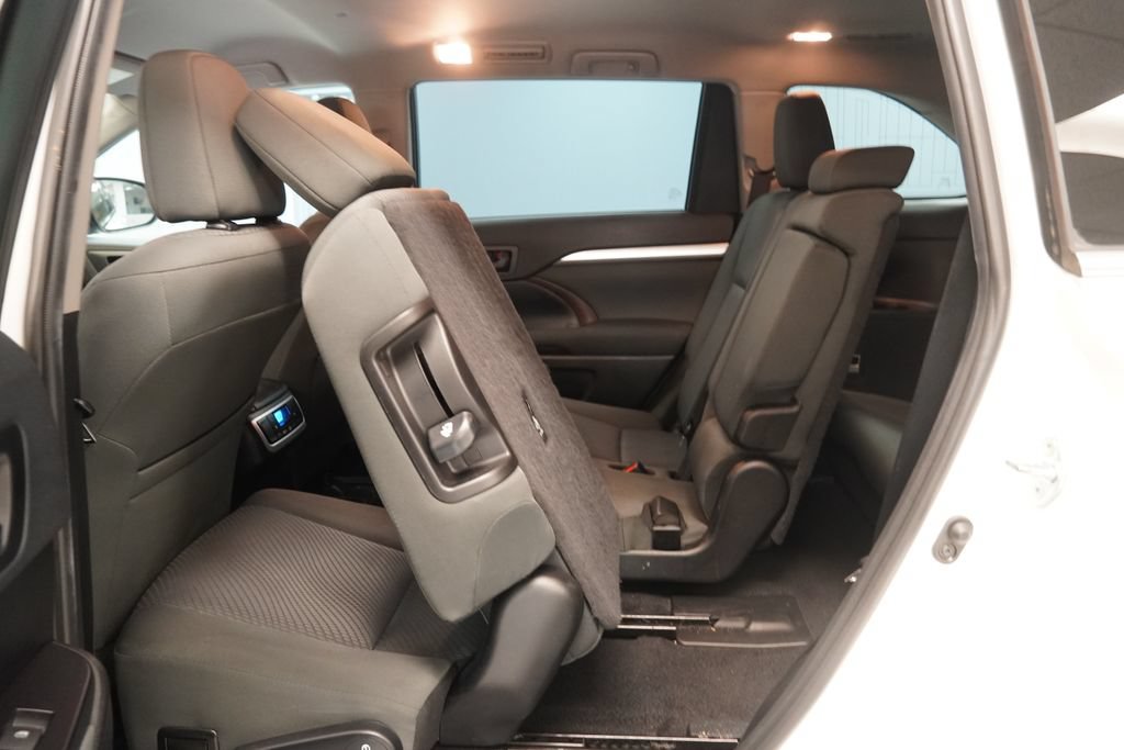 Used 2019 Toyota Highlander LE AWD/4WD image 26