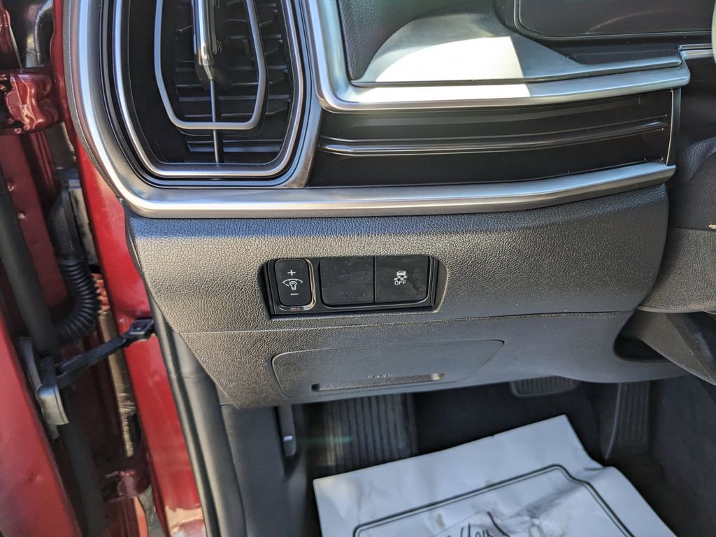 Certified 2025 Kia Sorento LX image 28