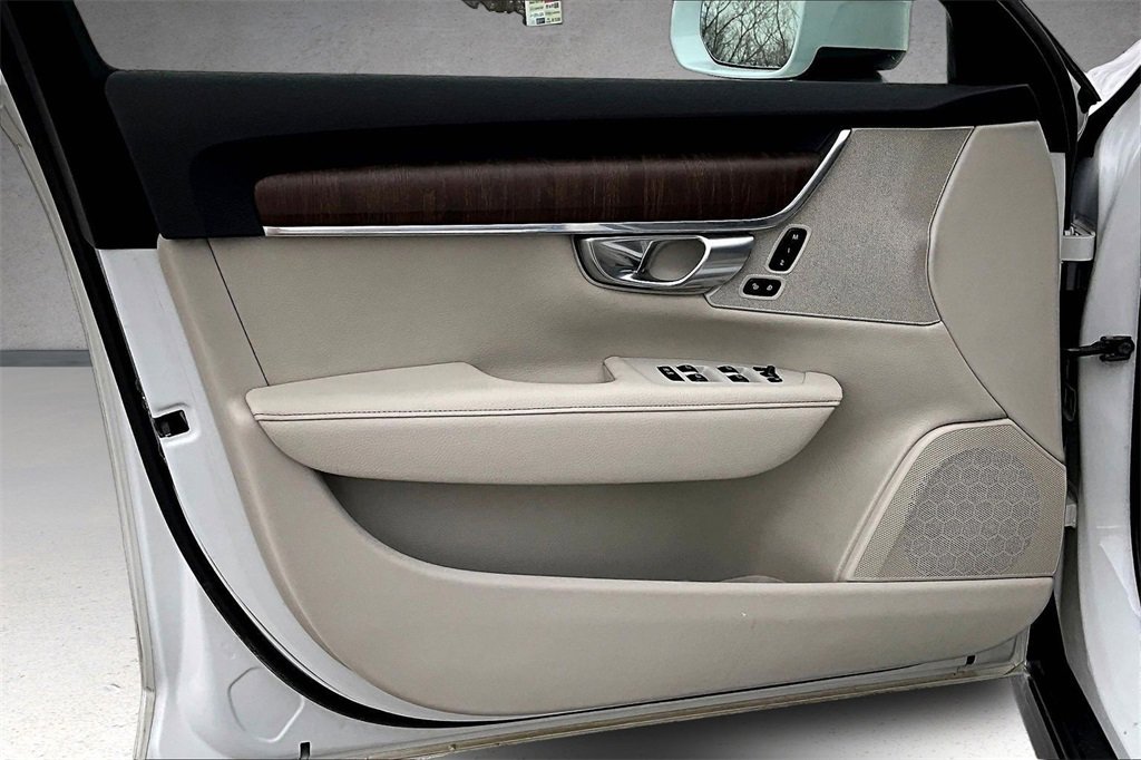 Used 2021 Volvo V90 T6 Cross Country image 19