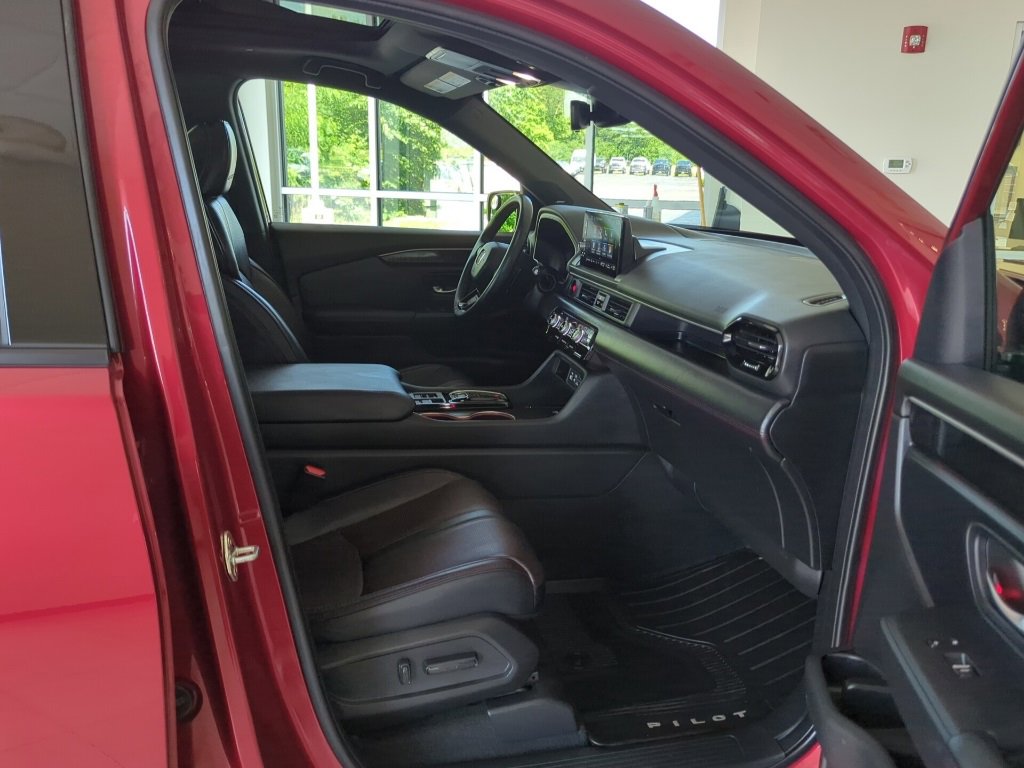 Used 2025 Honda Pilot Black Edition image 49