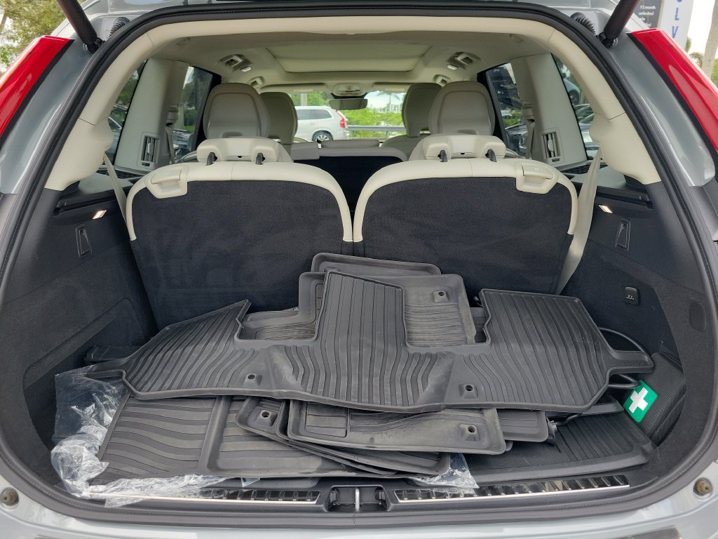 Certified 2025 Volvo XC90 T8 Plus w/ Protection Package Premier AWD/4WD image 12