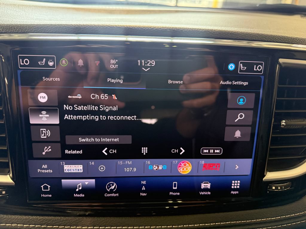 Used 2025 Chrysler Pacifica Limited FWD image 12