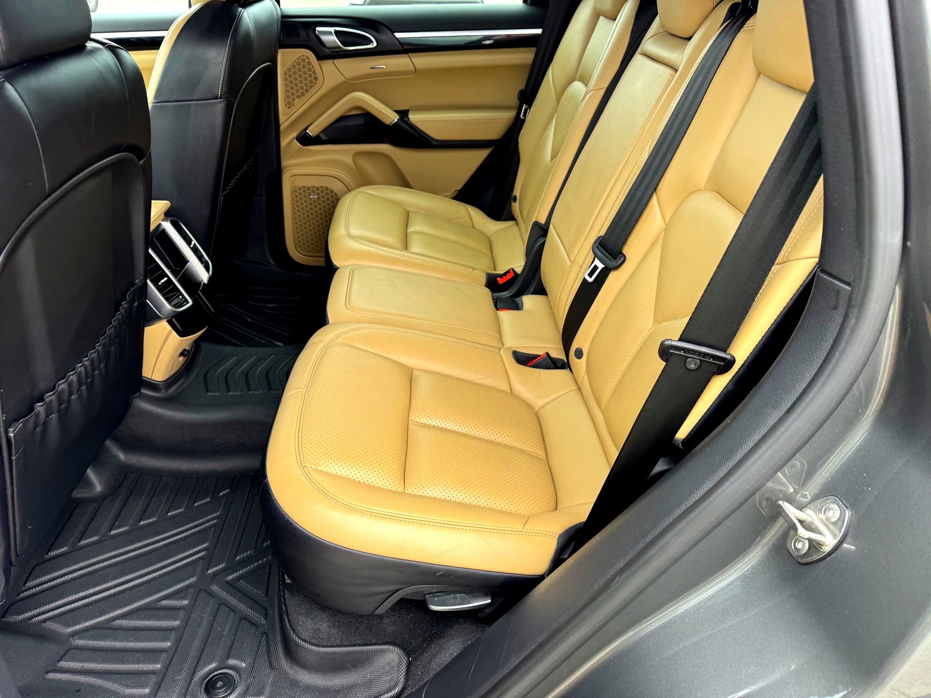 Used 2015 Porsche Cayenne S image 20