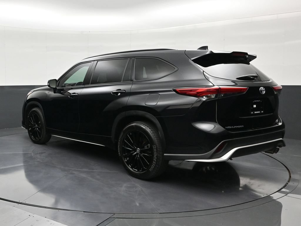 Used 2023 Toyota Highlander XSE FWD image 3