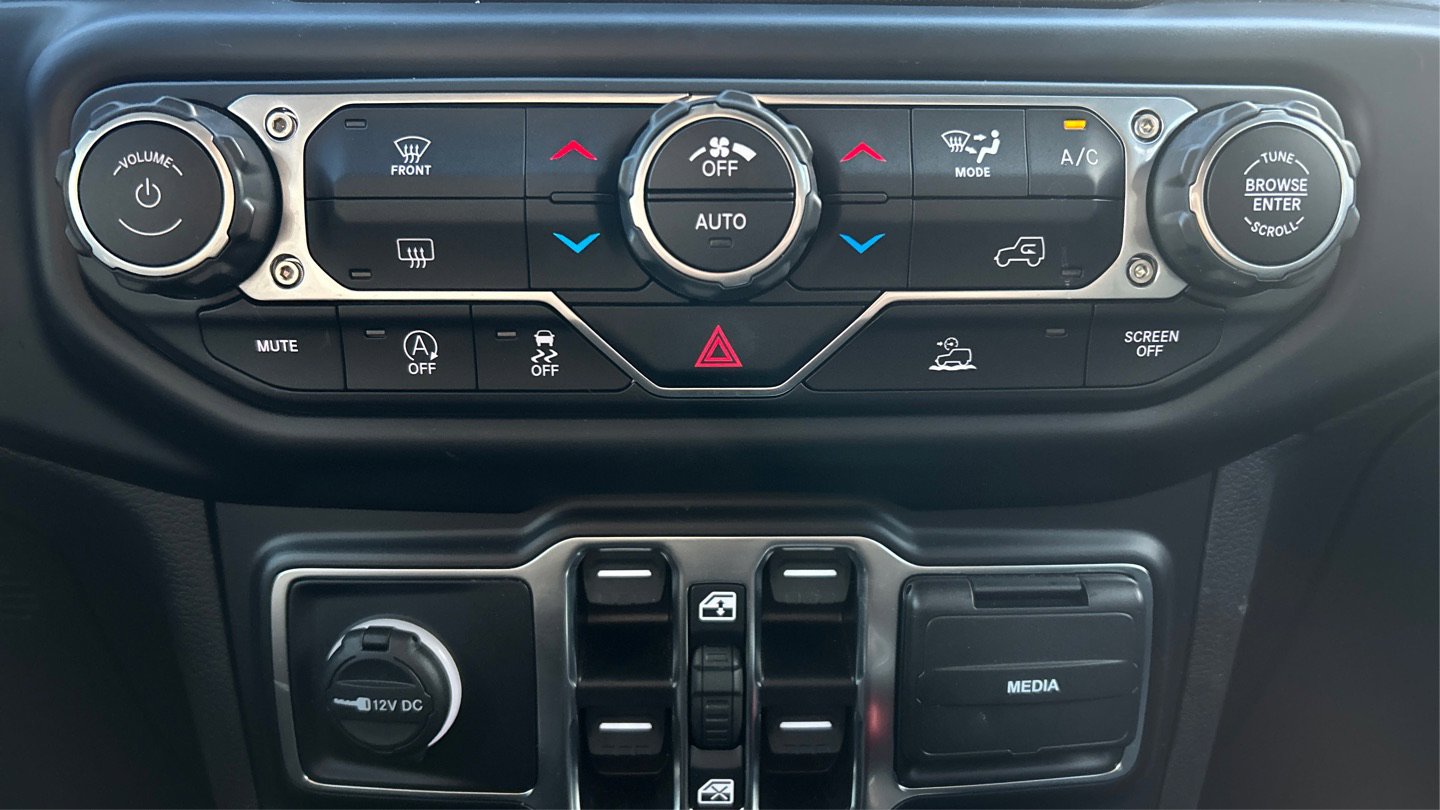 Used 2022 Jeep Wrangler Unlimited Sahara image 25