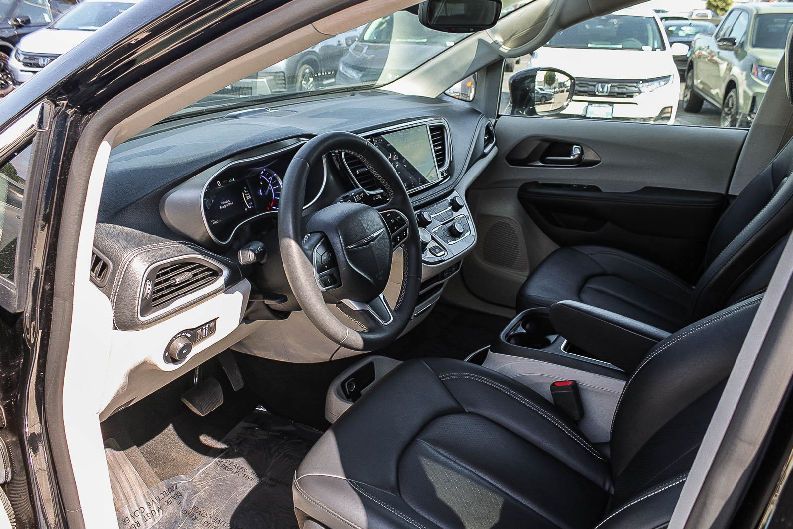 Used 2024 Chrysler Pacifica Limited FWD image 19