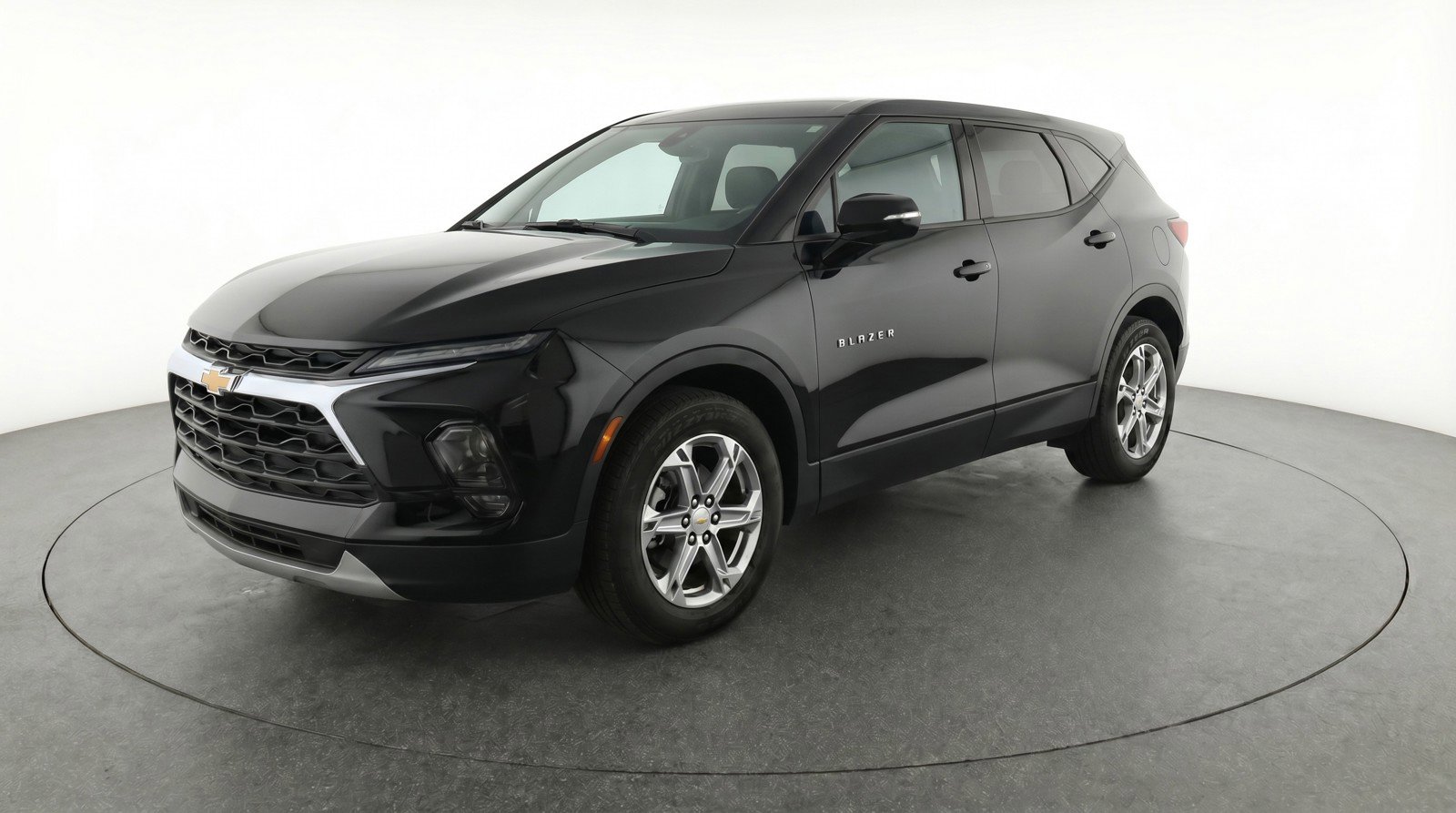Used 2025 Chevrolet Blazer LT FWD image 2