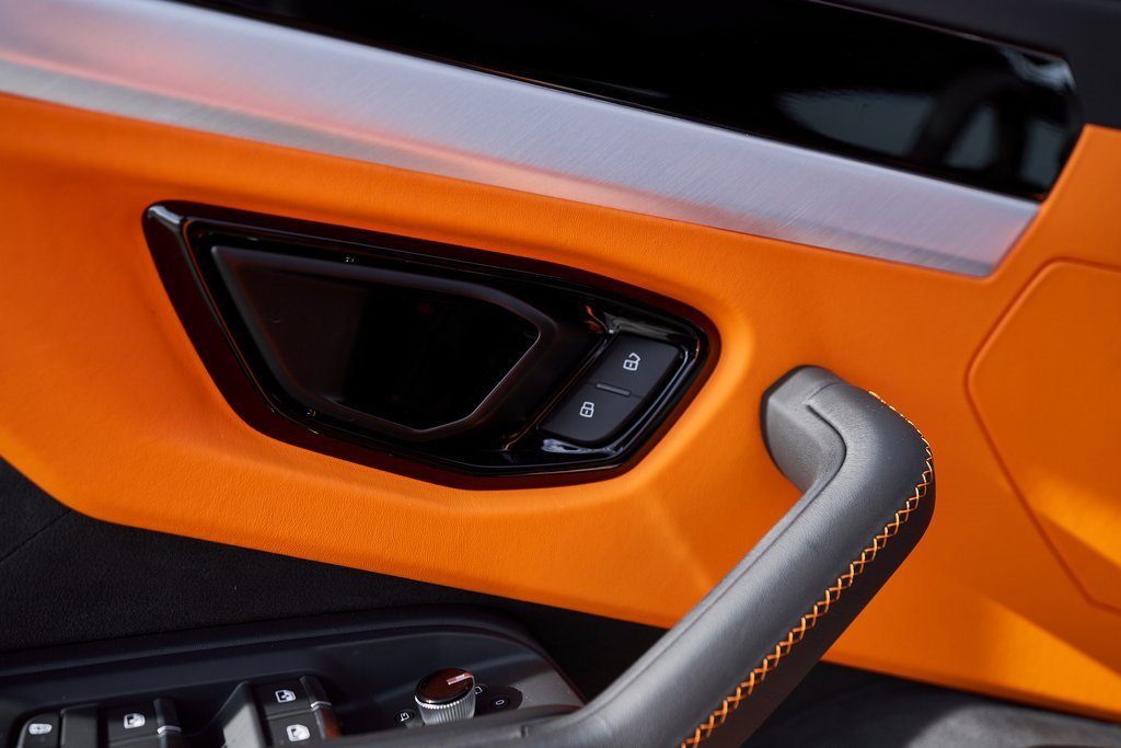 Used 2025 Lamborghini Urus SE image 31