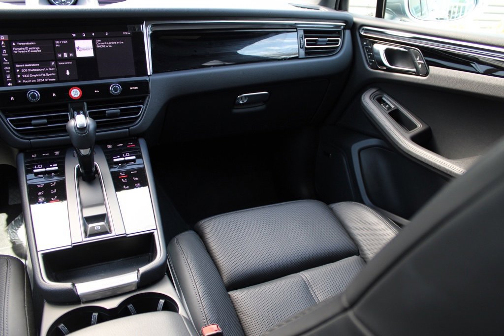 Used 2024 Porsche Macan image 31
