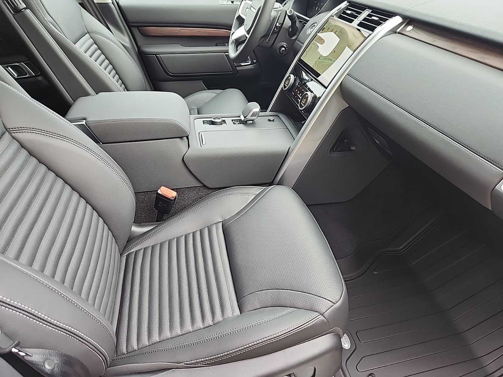 Certified 2024 Land Rover Discovery S image 3