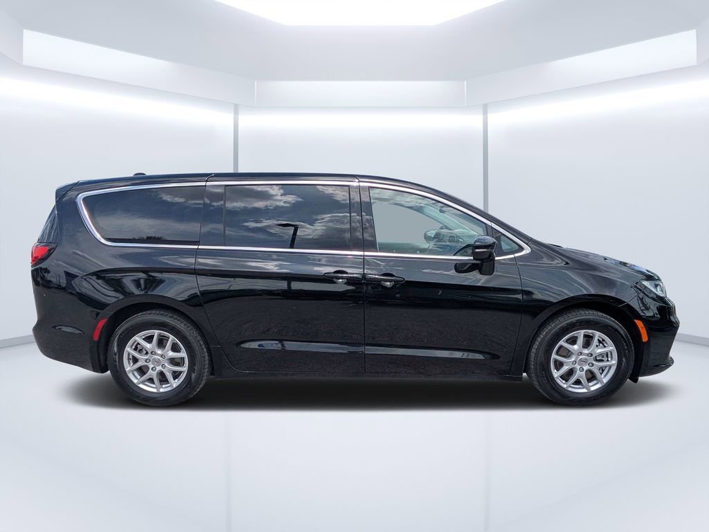 Used 2024 Chrysler Pacifica Touring-L FWD image 2