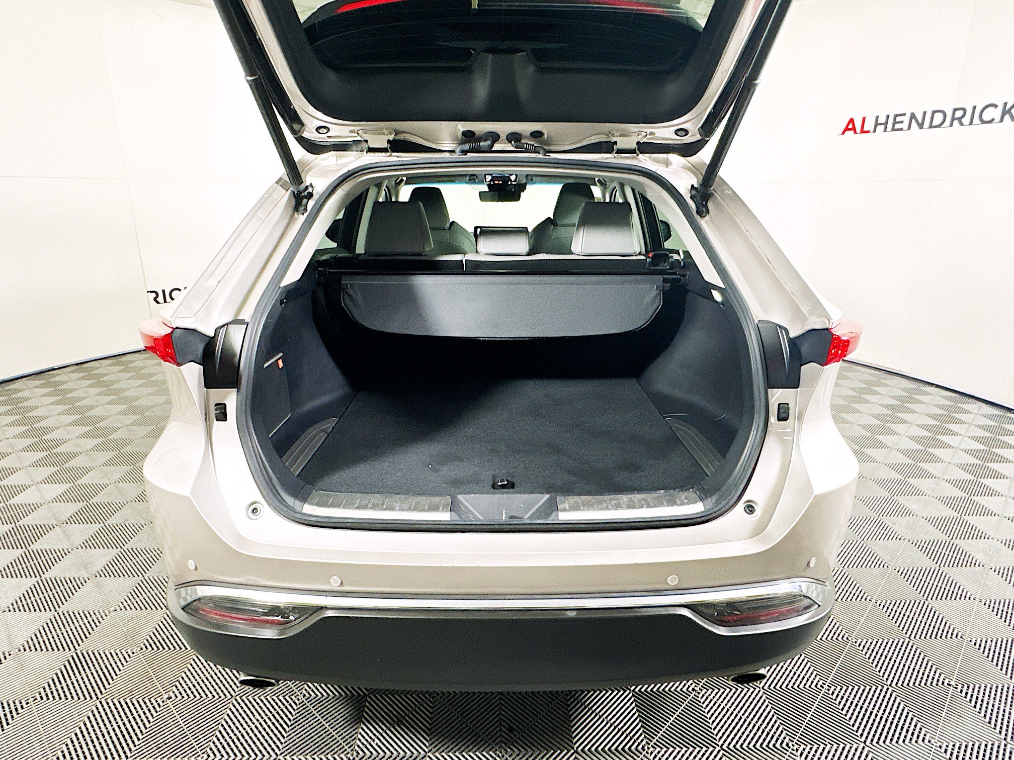 Used 2023 Toyota Venza LE image 31