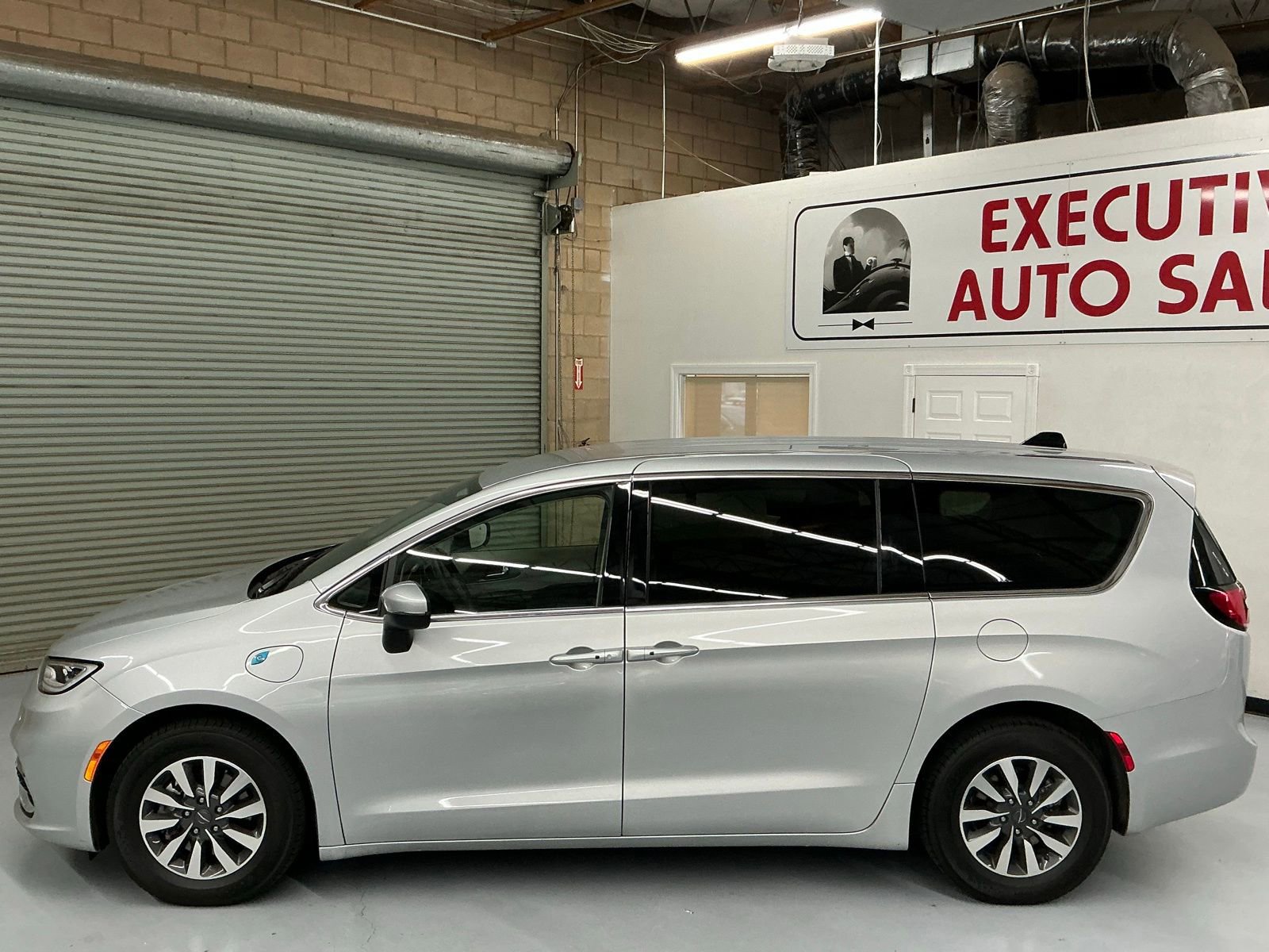 Used 2023 Chrysler Pacifica Touring-L image 8