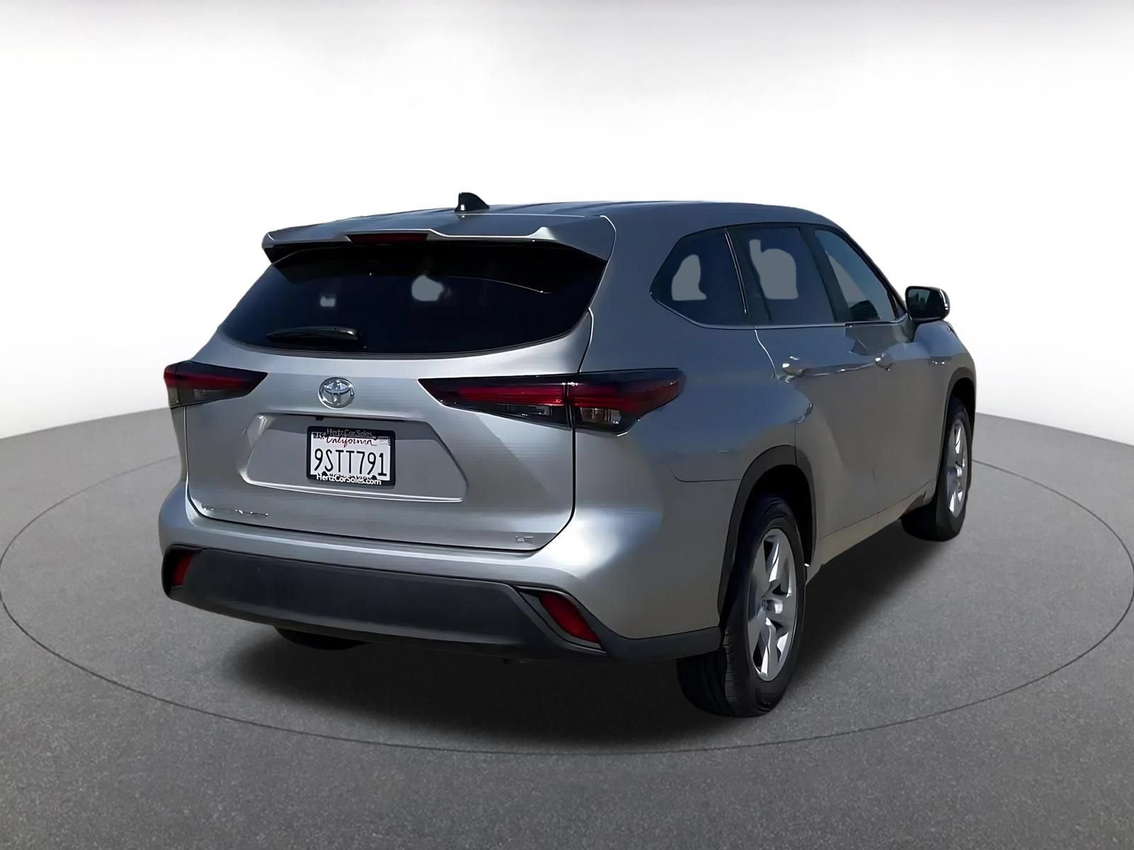 Used 2025 Toyota Highlander LE FWD image 14