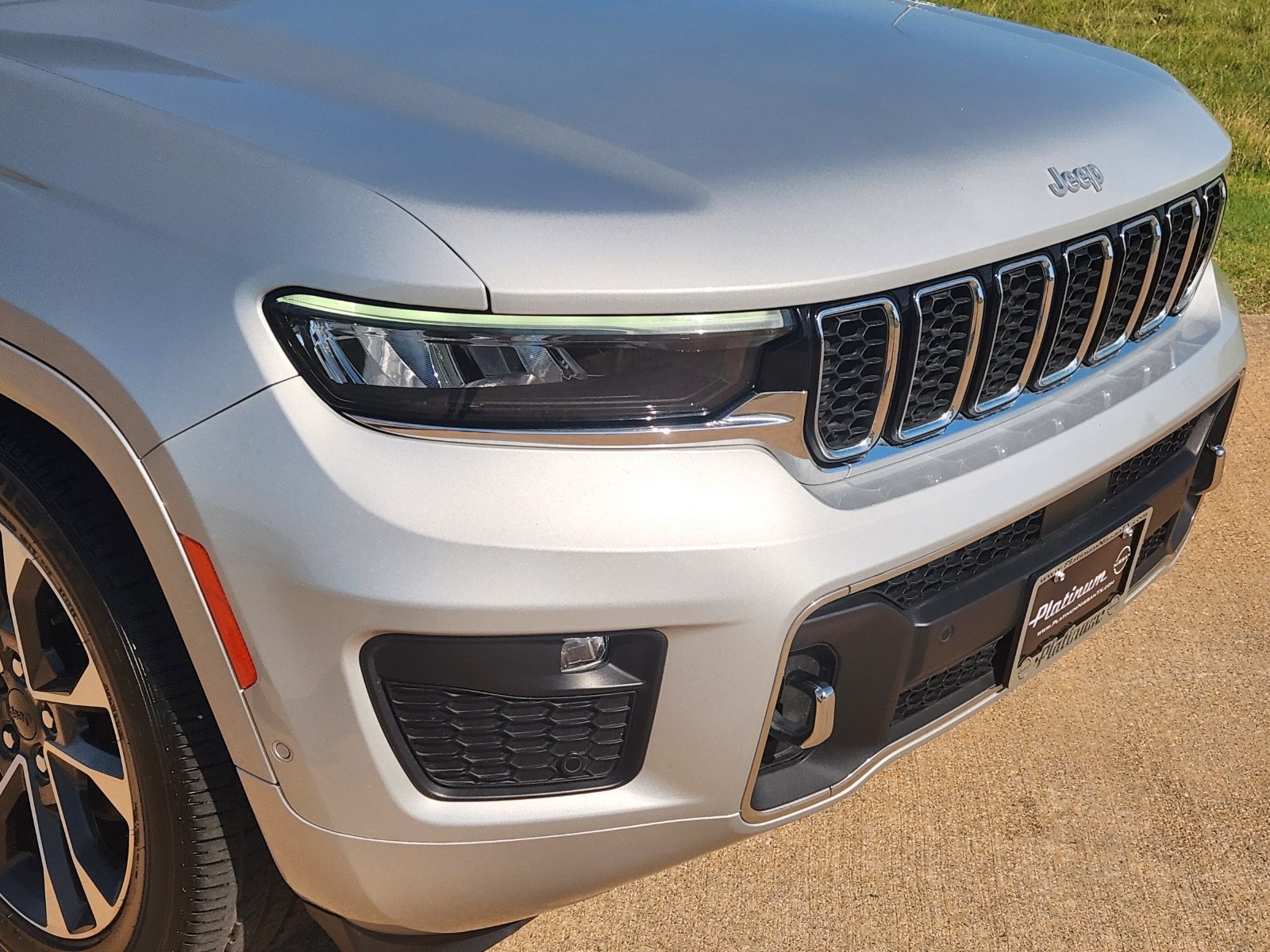 Used 2024 Jeep Grand Cherokee Overland AWD/4WD image 12