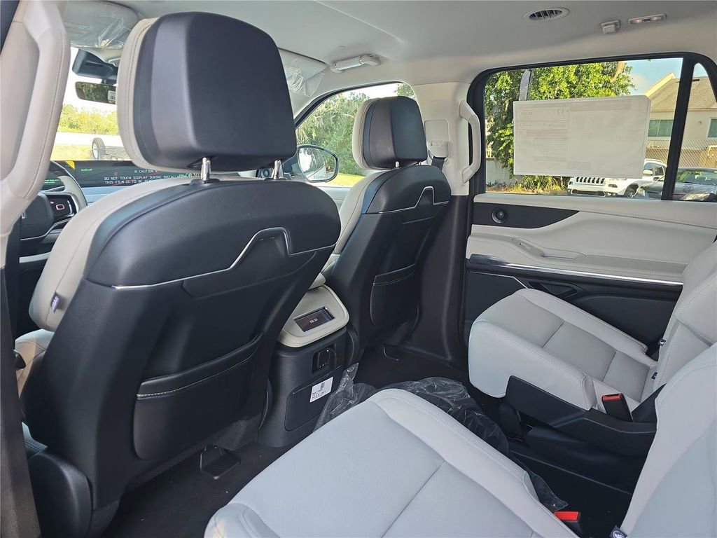 New 2026 Lincoln Navigator Premiere AWD/4WD image 13