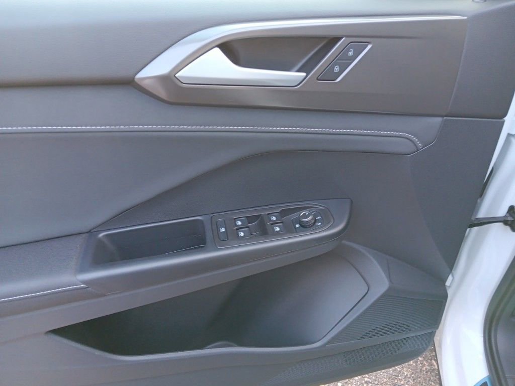 Used 2025 Volkswagen Taos SE image 12