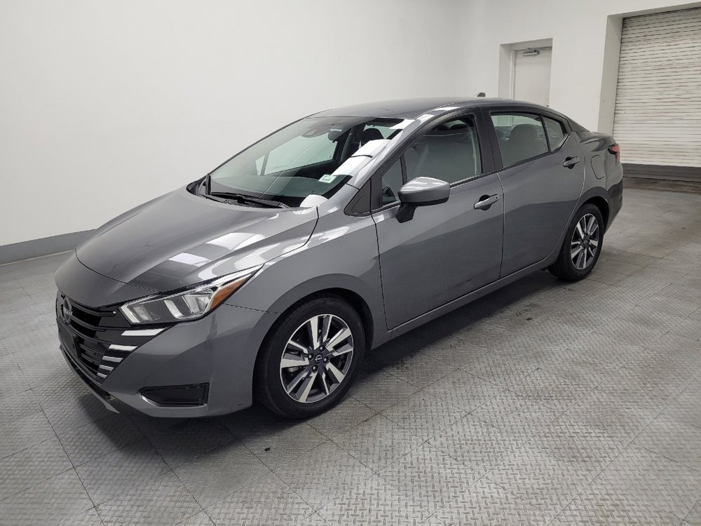 Used 2023 Nissan Versa SV image 2