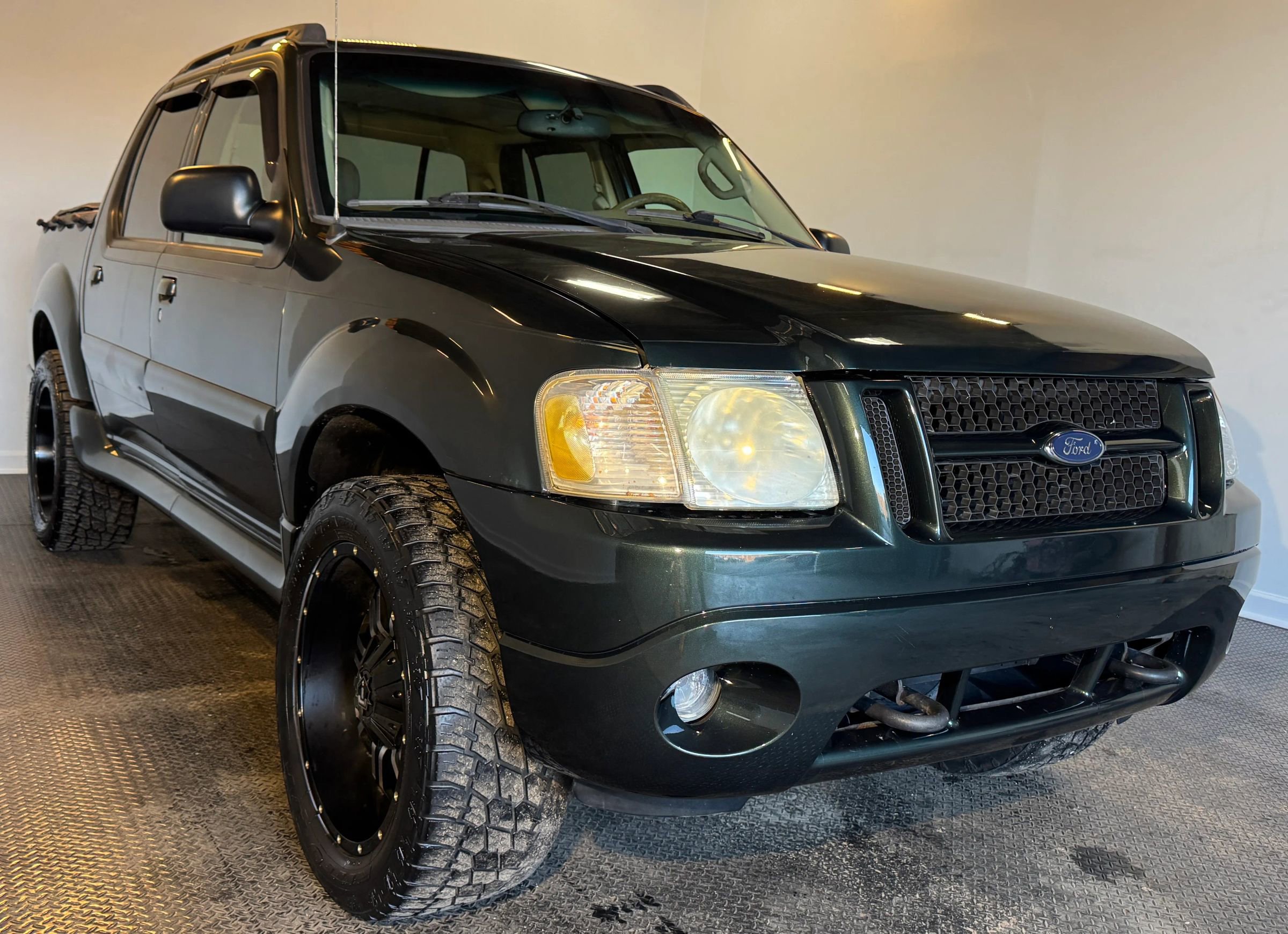 Used 2004 Ford Explorer Sport Trac XLT image 2