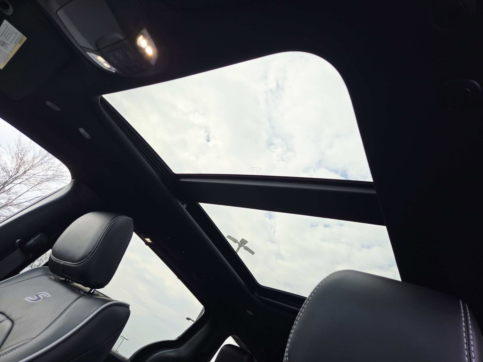New 2026 Chrysler Pacifica Limited FWD image 9