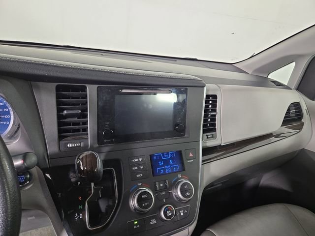 Used 2015 Toyota Sienna XLE w/ Four Season Floor Mat Package image 18