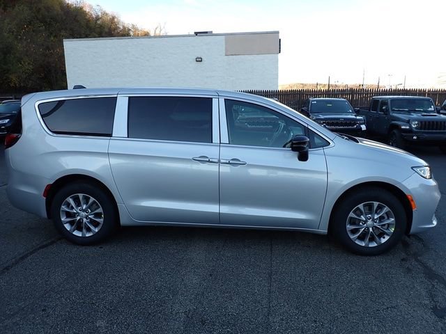 New 2026 Chrysler Pacifica Select image 8