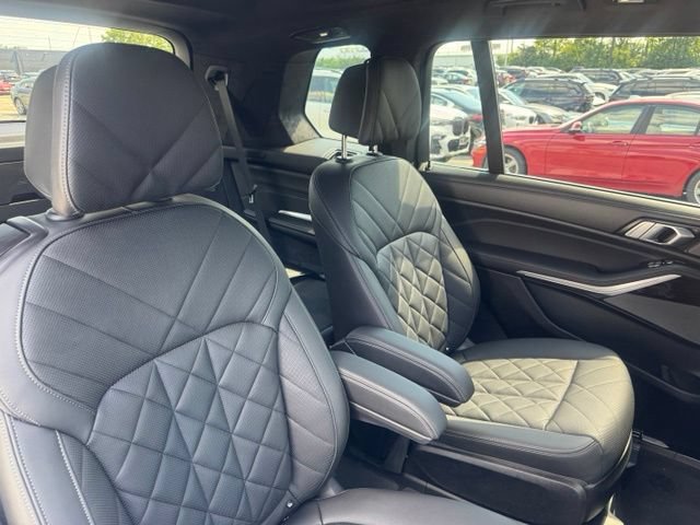 Certified 2025 BMW X7 xDrive40i w/ M Sport Package AWD/4WD image 32