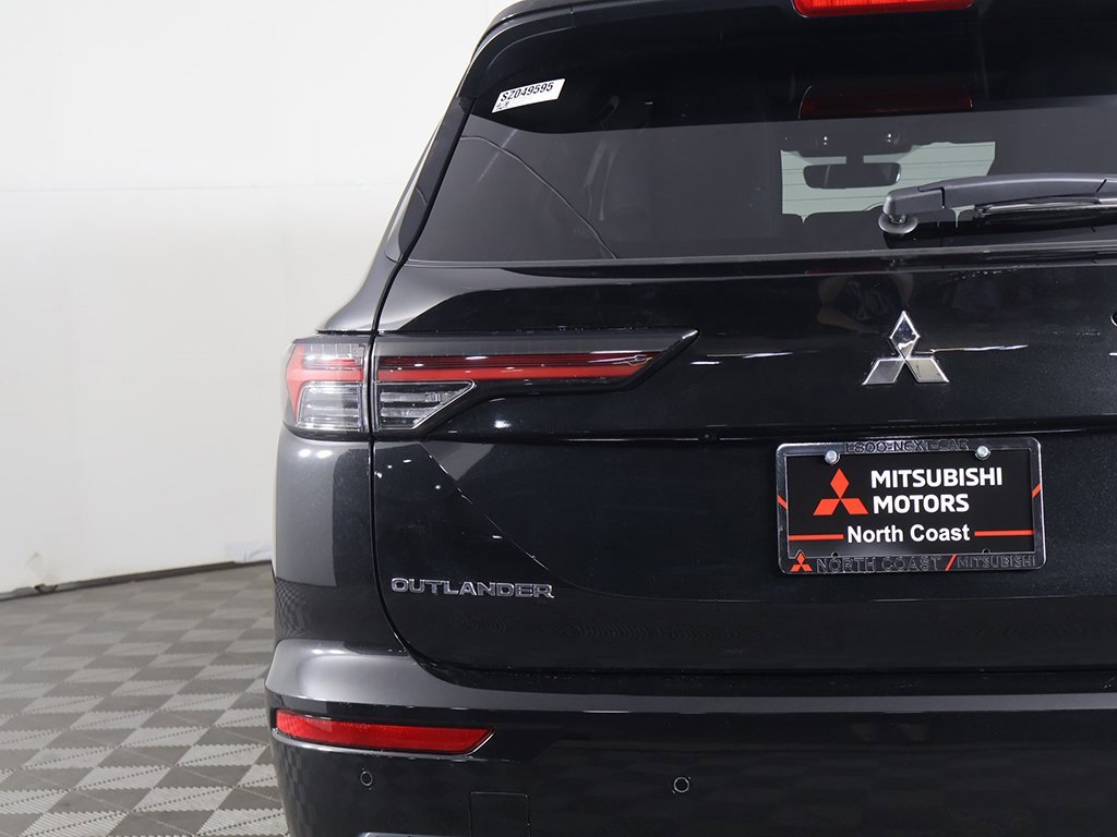 New 2025 Mitsubishi Outlander SE image 18