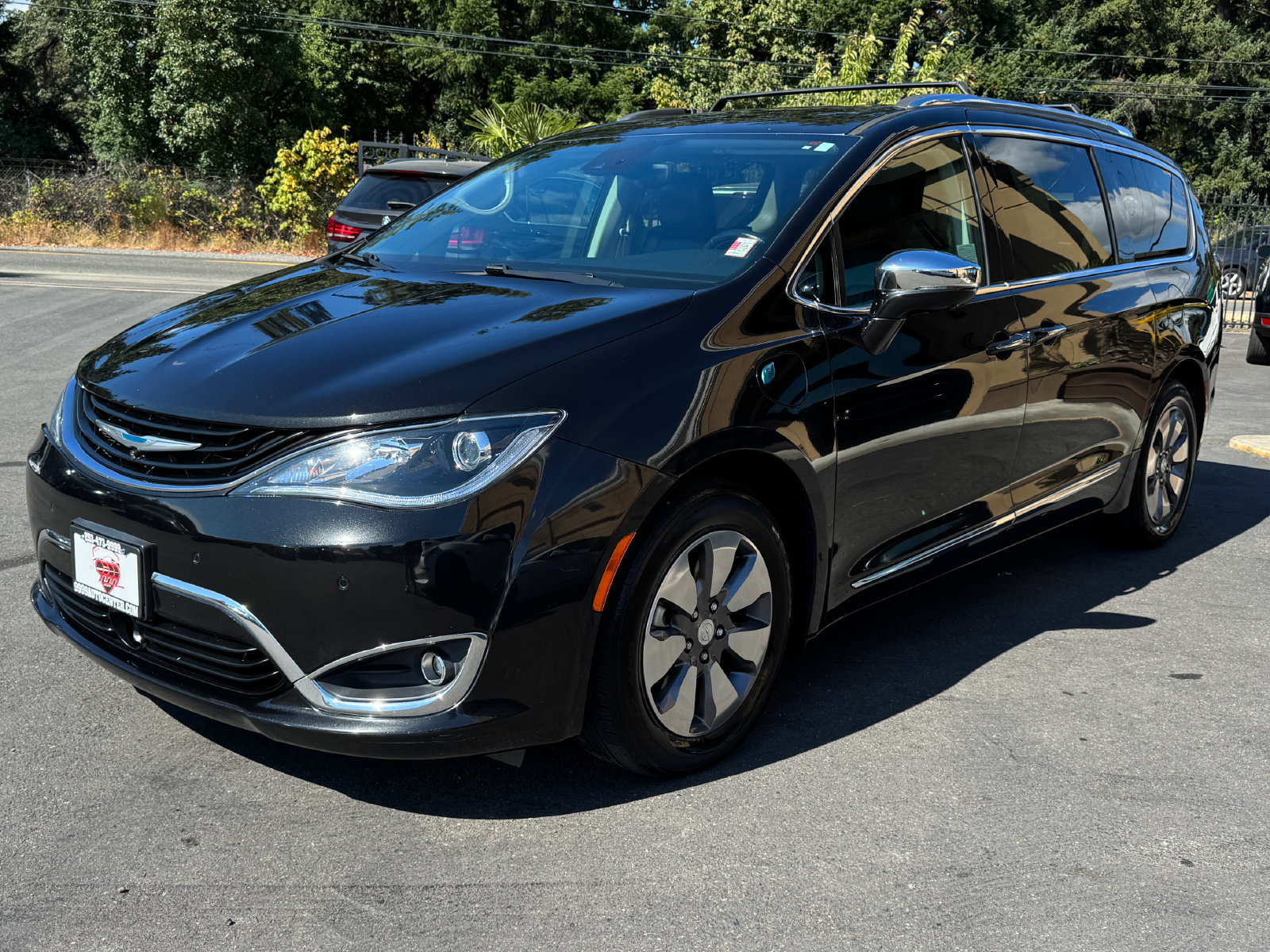 Used 2019 Chrysler Pacifica Limited w/ Advanced Safetytec Group FWD image 3