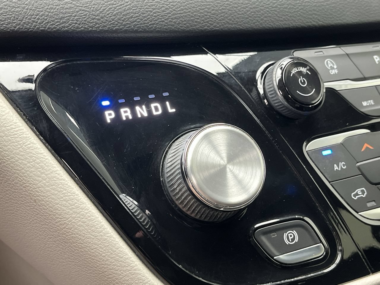 Used 2019 Chrysler Pacifica Touring-L FWD image 26