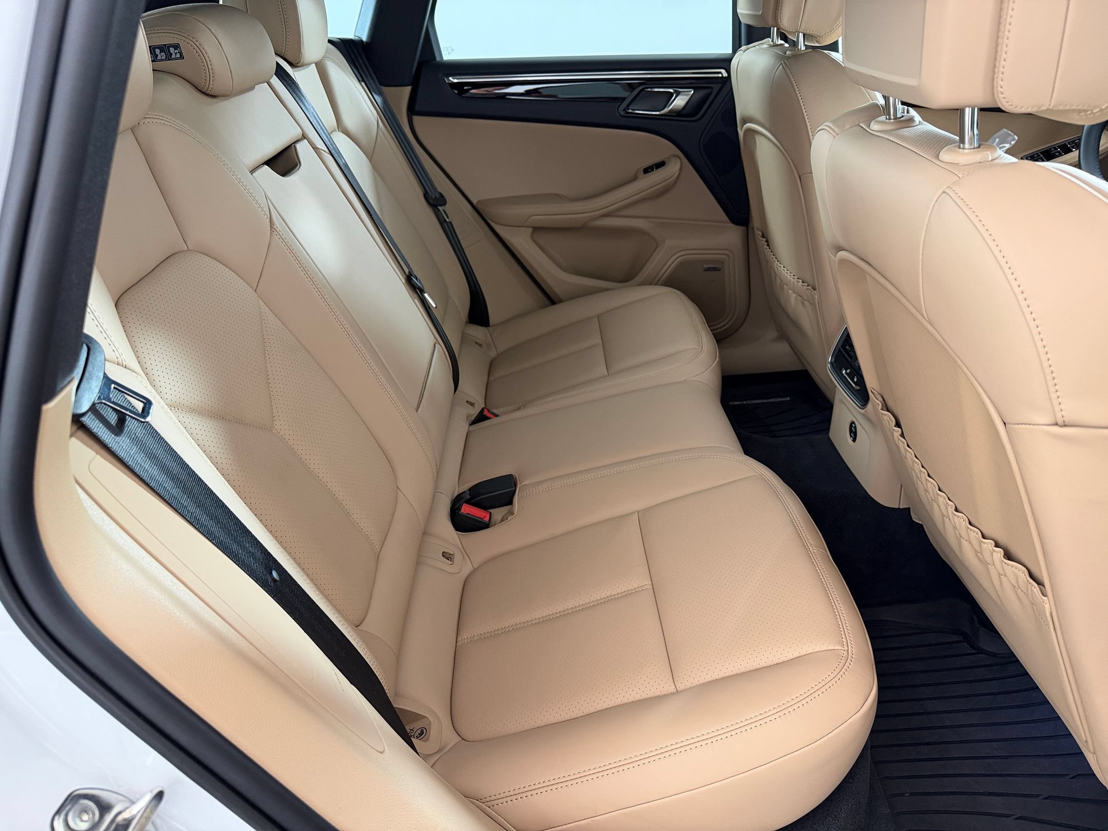 Certified 2026 Porsche Macan AWD/4WD image 30