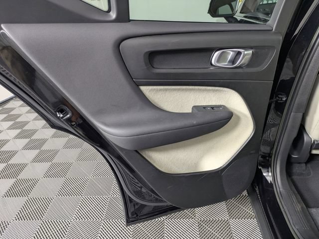 Used 2023 Volvo XC40 B4 Ultimate FWD image 31