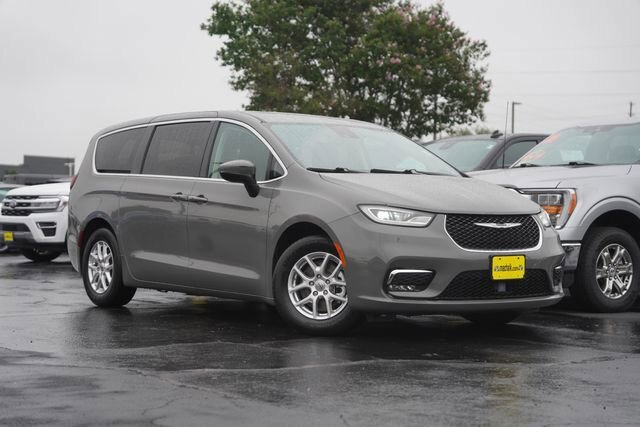 Used 2023 Chrysler Pacifica Touring-L FWD image 2