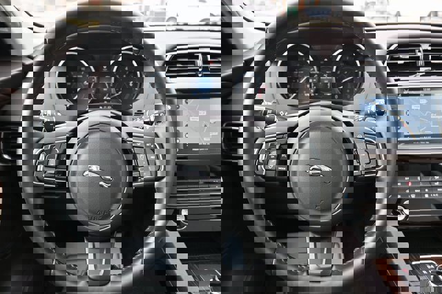 Used 2017 Jaguar F-PACE Prestige image 45