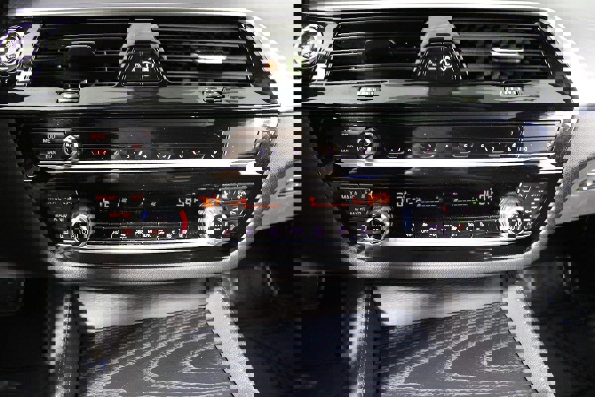 Used 2023 BMW 530e 530e w/ M Sport Package image 20