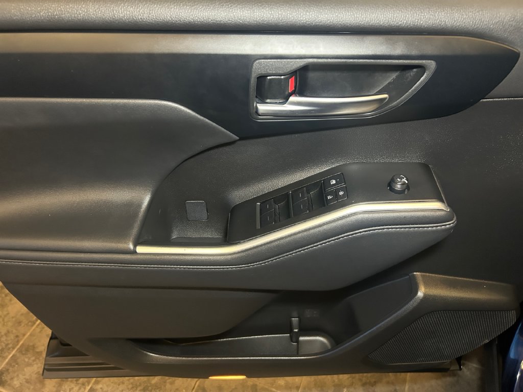 Used 2025 Toyota Highlander XSE AWD/4WD image 22
