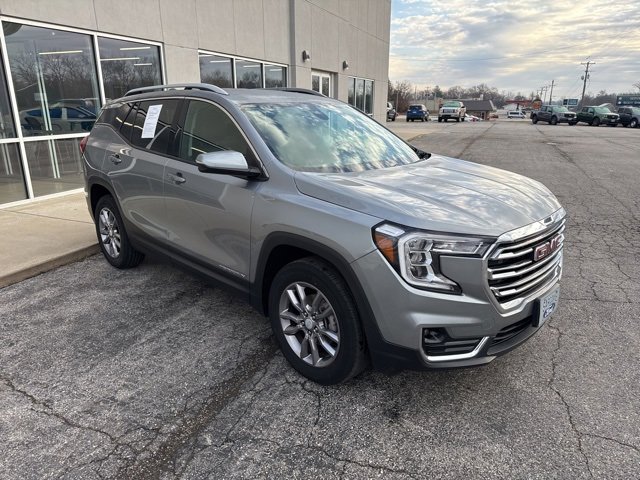 Used 2024 GMC Terrain SLT image 3
