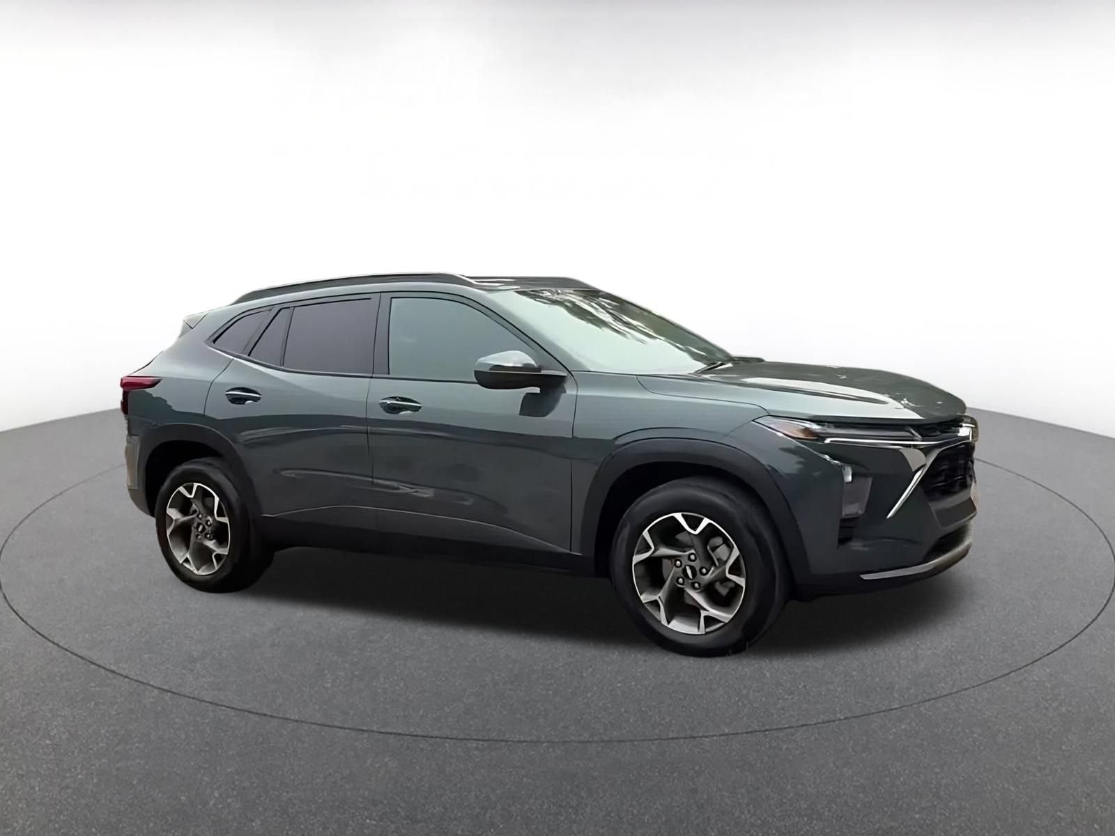 Used 2025 Chevrolet Trax LT w/ LT Convenience Package FWD image 2
