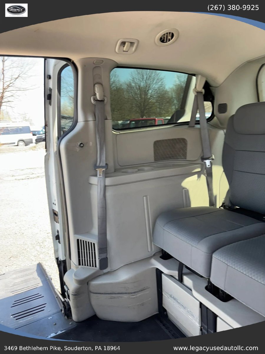 Used 2010 Chrysler Town & Country Touring FWD image 35