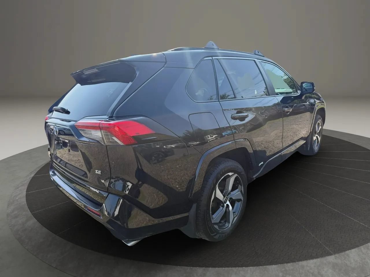 Used 2021 Toyota RAV4 SE w/ Weather & Moonroof Package AWD/4WD image 5